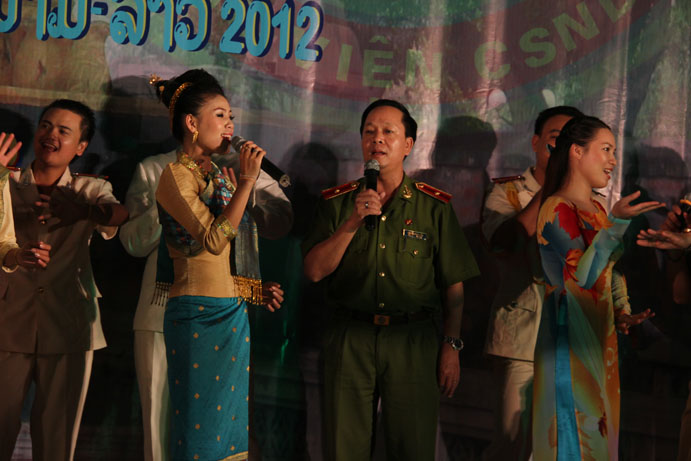 Đồng chí Thiếu tướng GS.TS Nguyễn Xuân Yêm giao lưu văn nghệ cùng các sinh viên